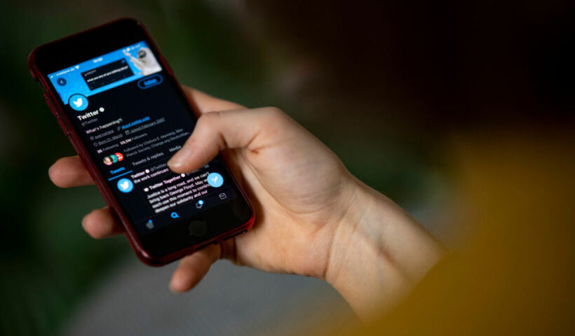 Twitter iOS app now lets users swipe between reverse-chronological and algorithm timeline