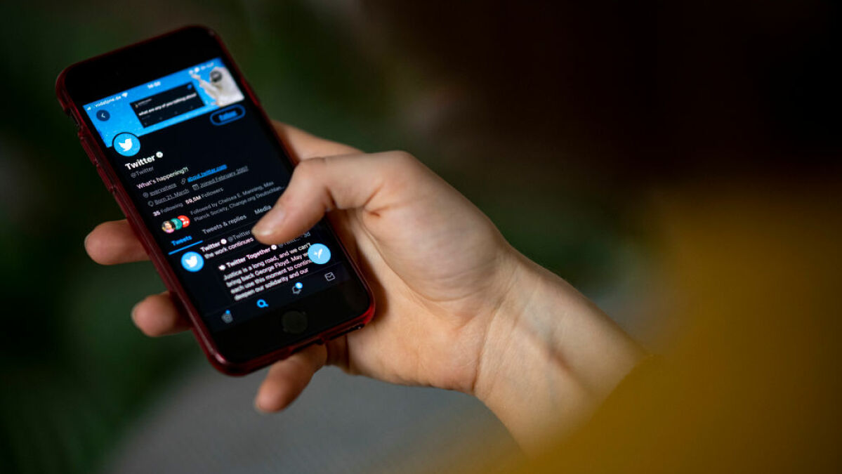 Twitter iOS app now lets users swipe between reverse-chronological and algorithm timeline