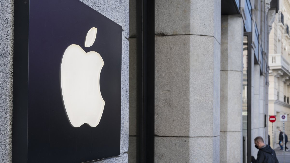 Apple Store workers at the Grand Central location are working to unionize