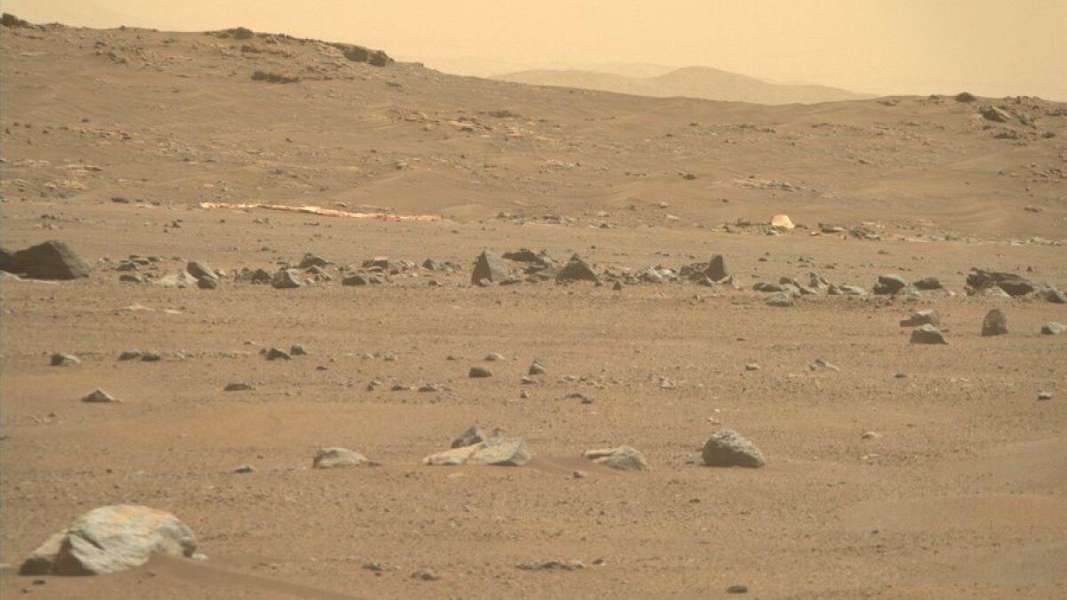 Mars rover rumbles by crashed artifacts in the Martian desert